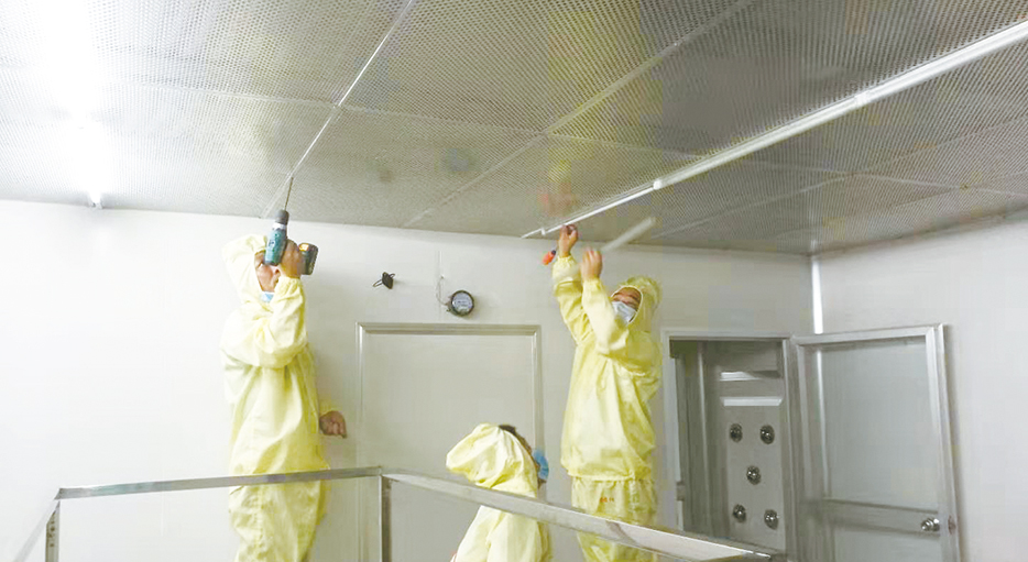 百级洁净室散流板安装中。